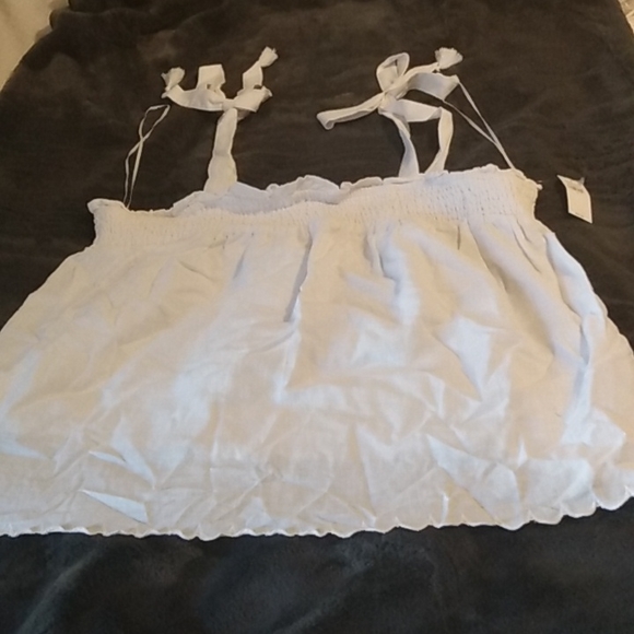 Old Navy Tops - NWT Old Navy sleeveless blouse